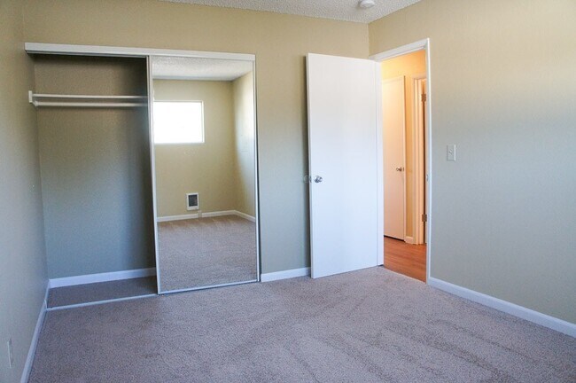 Building Photo - Garden Style 2Bdr in Bustling SE Ready Soon!