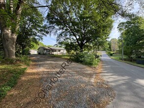 Building Photo - Updated 4 bedroom 2 bathroom home with back deck & large storage shed in Gastonia!