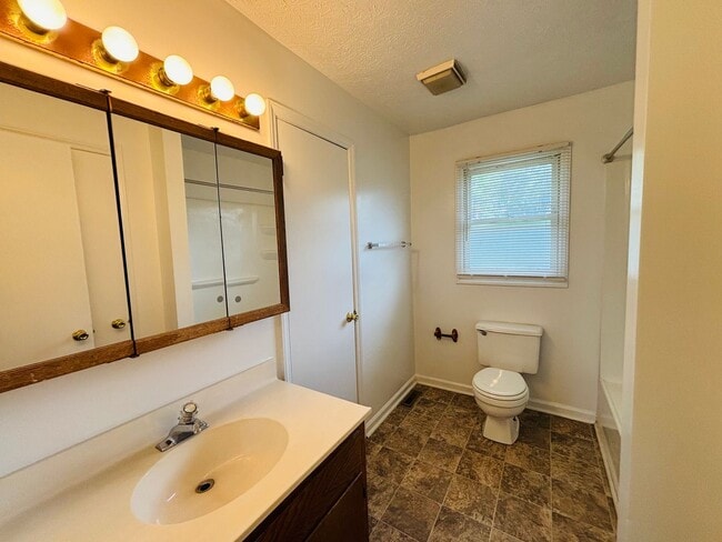 Building Photo - 435 Wakeman Ct NE