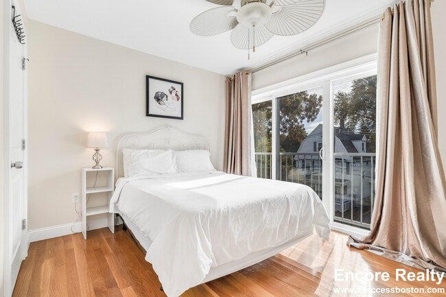 Building Photo - 10 Bradbury St