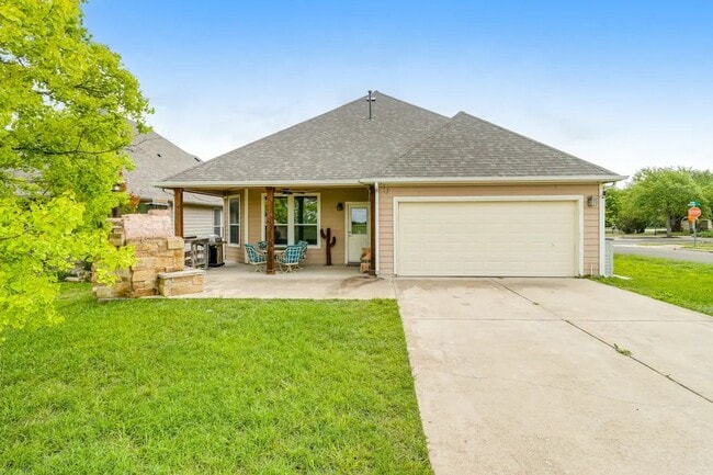 Building Photo - Charmer in Blanco River Village with Amazing Back Patio!