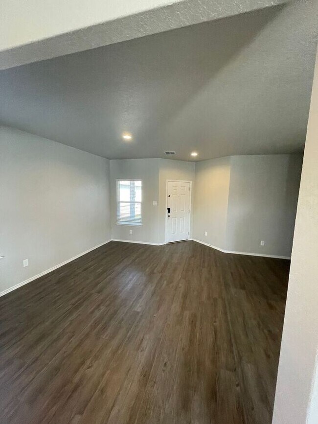 Building Photo - Don't Miss This Spacious 4-Bed, 2-Bath Home Available Now in Scott's Hollow!