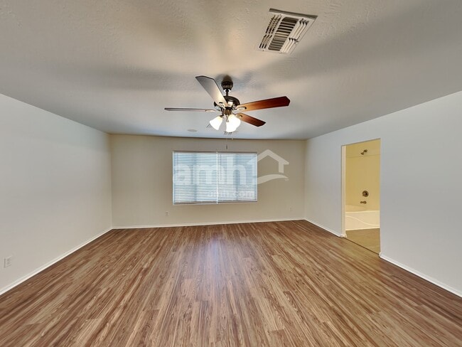 Building Photo - 466 E Penny Ln