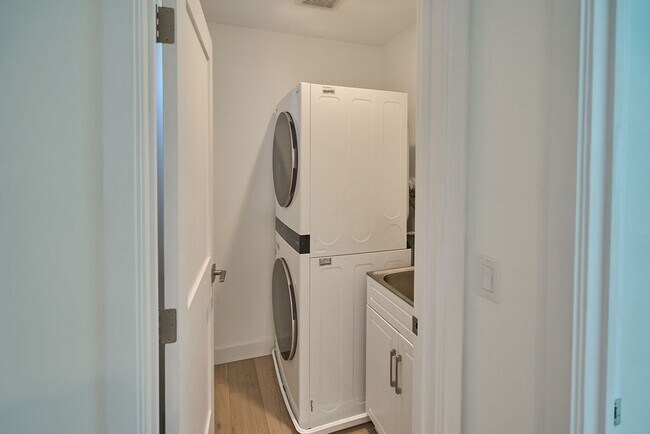 Building Photo - Summer in Style - Available for June! | Furnished 4BD Coronado Home