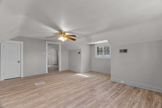 Building Photo - Charming 2+ Bedroom in Shrewsbury – Walkable Neighborhood & Pet-Friendly!