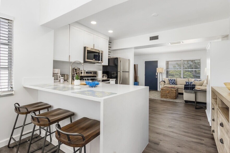 Building Photo - 9262 Vanderbilt Dr