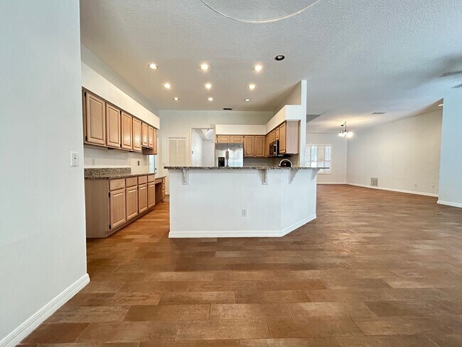 Building Photo - Beautiful Home with Water View in Eastwood!