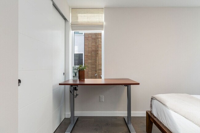 Building Photo - 762A Belmont Pl E