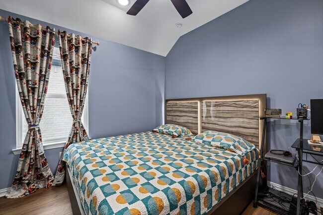 Building Photo - 1444 Kit King Dr