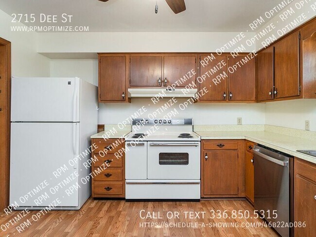 Building Photo - 2715 Dee St