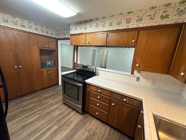 Building Photo - 711 E Locust Ave