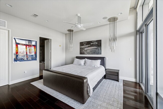 Building Photo - 2727 Kirby Dr