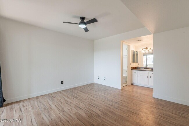 Building Photo - 850 S River Dr
