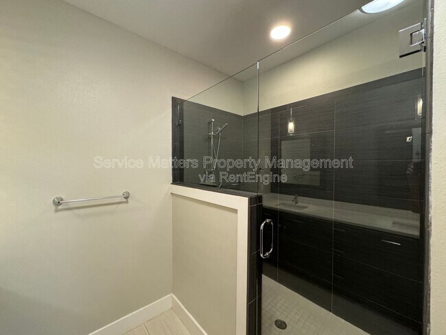 Building Photo - 1416 E Baars St