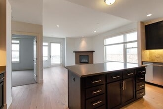 Building Photo - Gorgeous 2 BD/2BA Top Floor Condo In Great Peloton Community! Available August 7!
