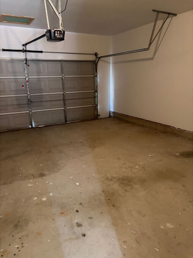 Building Photo - Large Home in Established Neighborhood