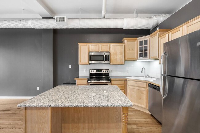 Building Photo - Spacious 1BD, 1BA Downtown Condo with Parking Spot