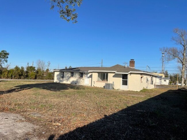 Building Photo - Beautiful home with backyard!