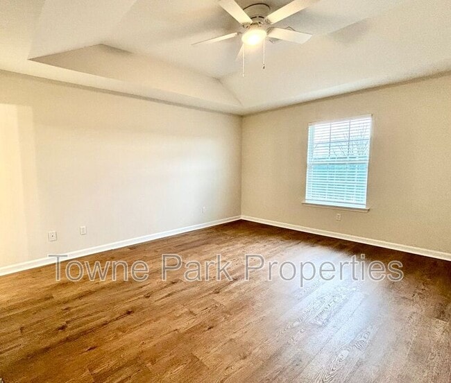 Building Photo - 327 Greendale Pl