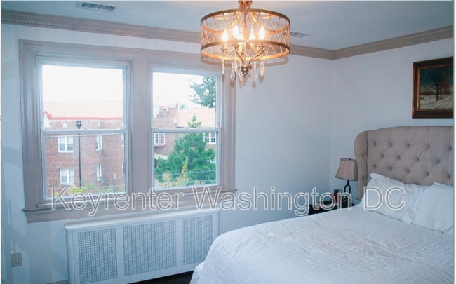 Building Photo - 242 Emerson St NW