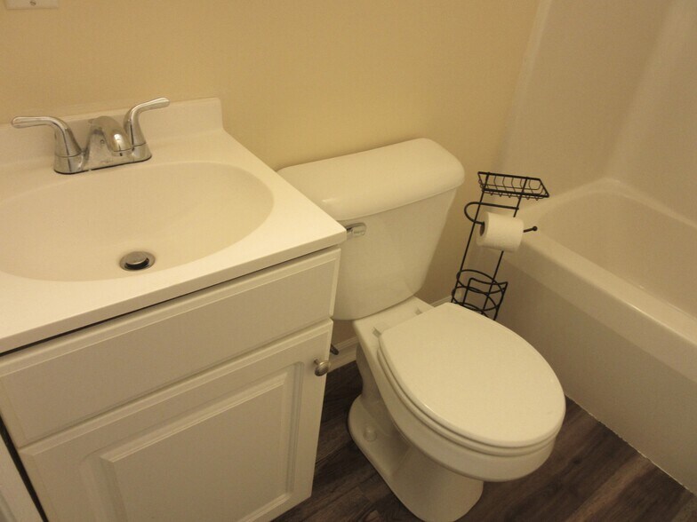 Main Bathroom off Hallway - 6443 Charles Snider Rd