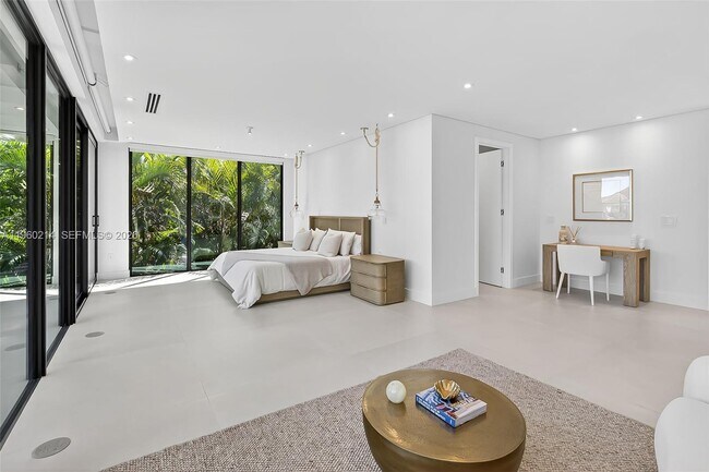 Building Photo - 620 Solar Isle Dr