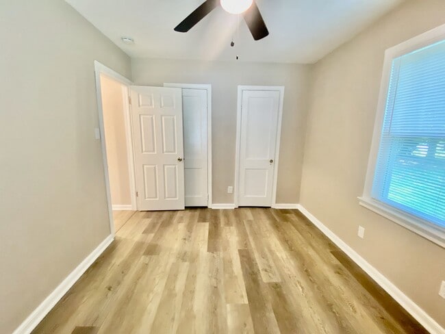 Building Photo - SPACIOUS 4 BED/2 BATH HOUSE-Luxury Vinyl F...