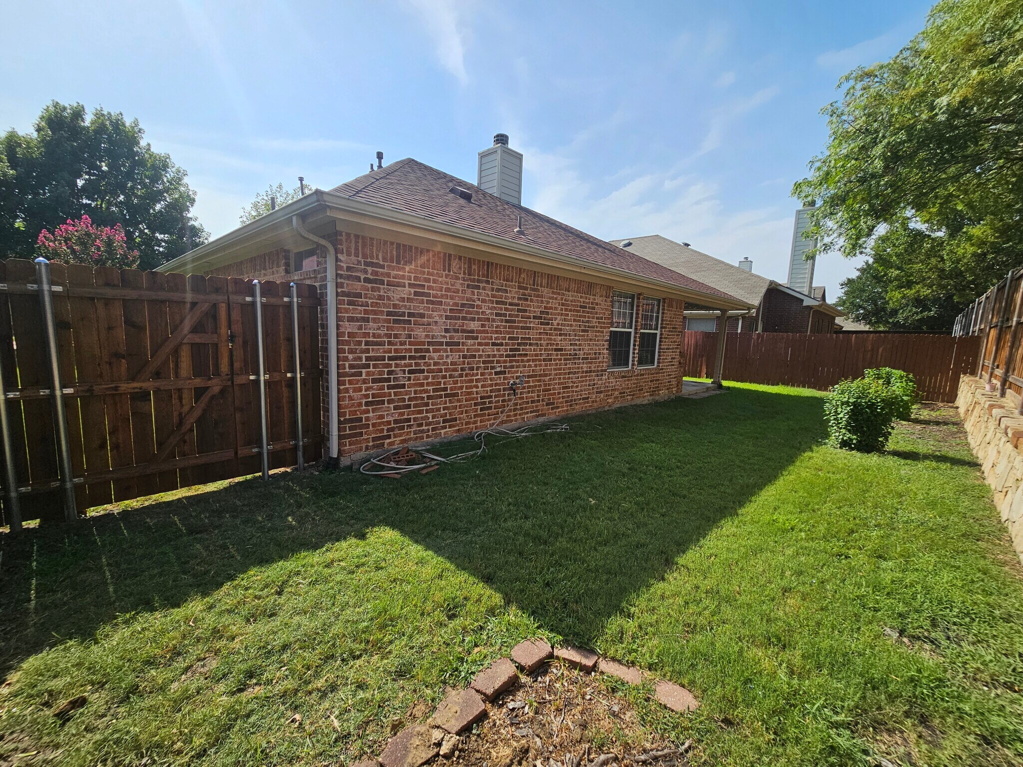 Building Photo - 8562 Robertson Dr