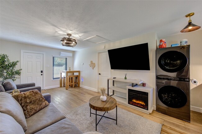 Building Photo - 3201 Westridge St