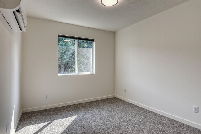 Building Photo - E. 7th Duplex