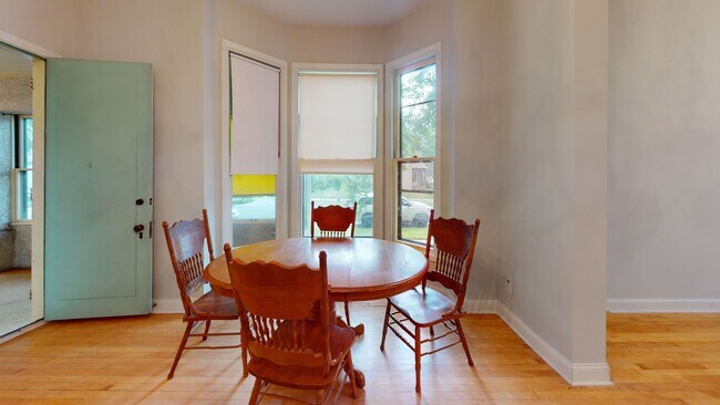 Building Photo - 629 6th St SE