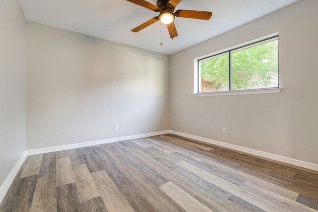 Building Photo - 808 Easter Dr