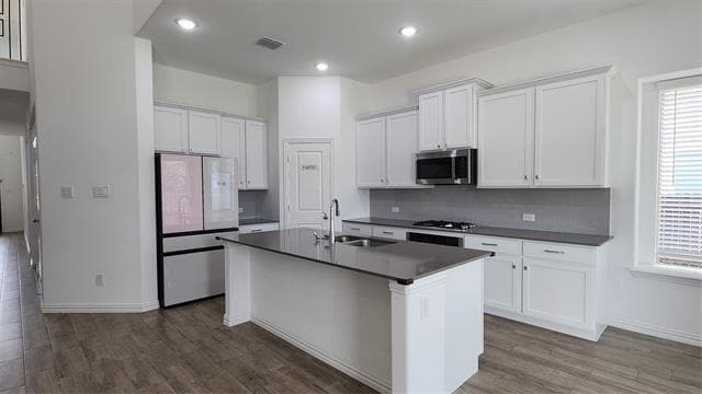 Building Photo - 10231 Sovereign Dr