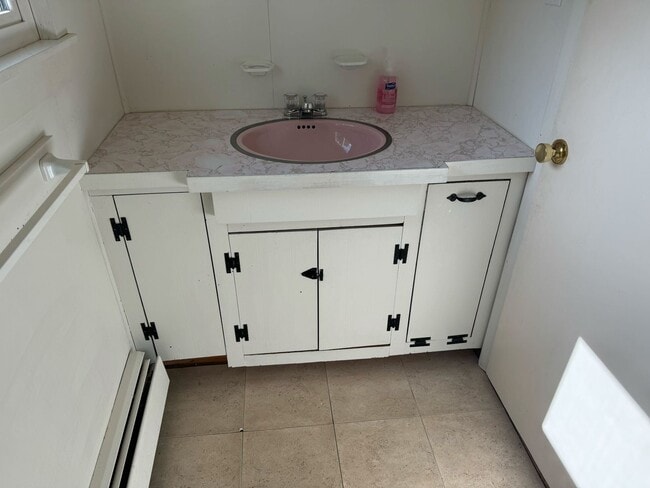 Building Photo - 5 Bedroom 2 Bathroom Home in Idyllic Neighborhood (CURRENTLY UNDER CONTRACT)