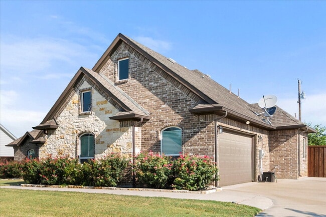 Building Photo - Stunning 3-bedroom, 2-bathroom home on an ...