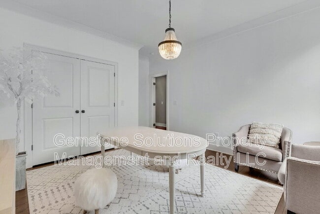 Building Photo - 1806 Burland Cres