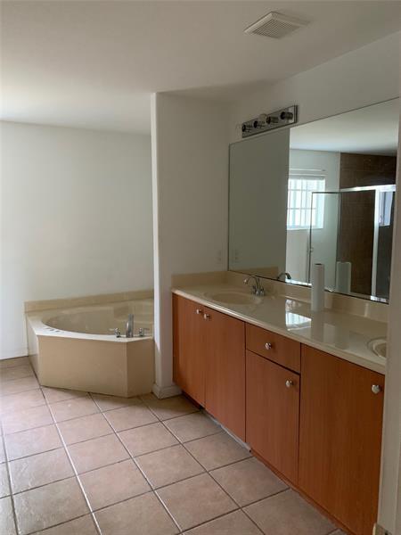 Building Photo - 1425 NW 36th Way