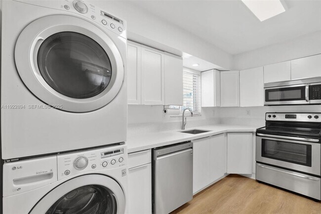 Building Photo - 1601 Bay Rd