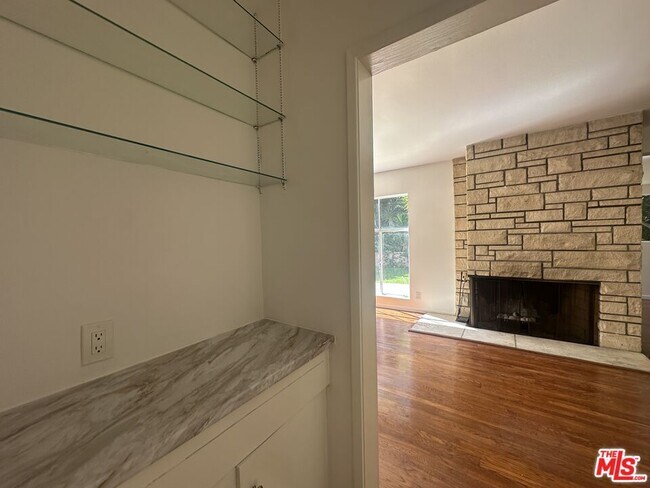 Building Photo - 1555 San Ysidro Dr