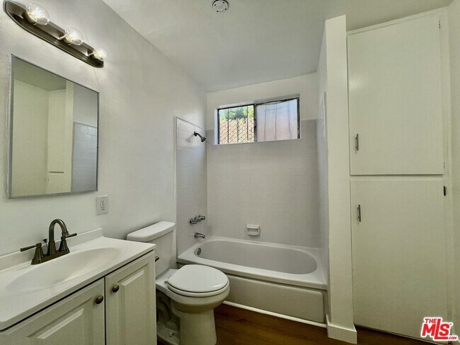 Building Photo - 533 W 75th St