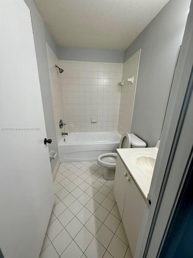 Building Photo - 2930 SE 13th Ave