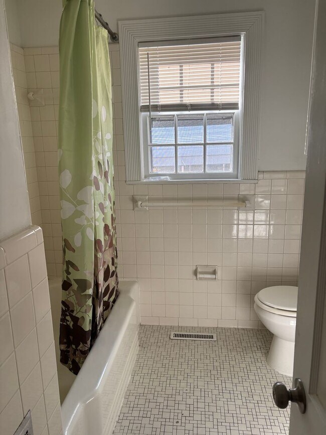 Building Photo - 908 Edwards Ave