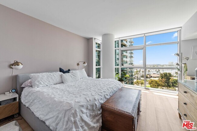 Building Photo - 13700 Marina Pointe Dr