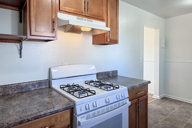 Building Photo - 424 Ponoma St