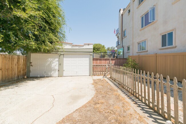 Building Photo - 1718