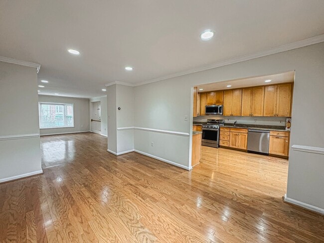 Building Photo - Well-Maintained 3 Bed 3.5 Bath Townhome Wi...