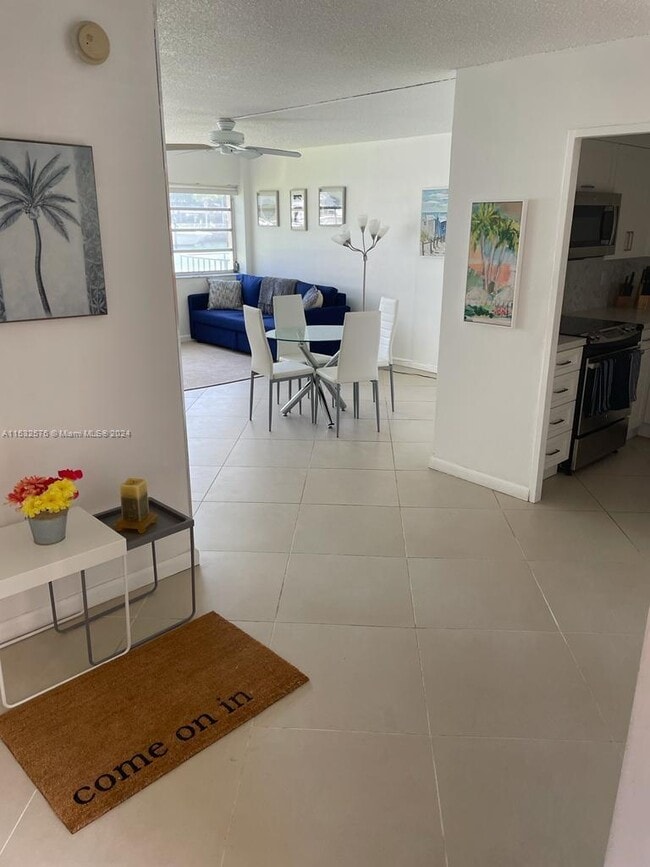 Building Photo - 220 Kings Point Dr