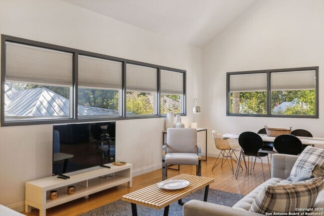 Building Photo - HISTORIC CHARM IN KING WILLIAM