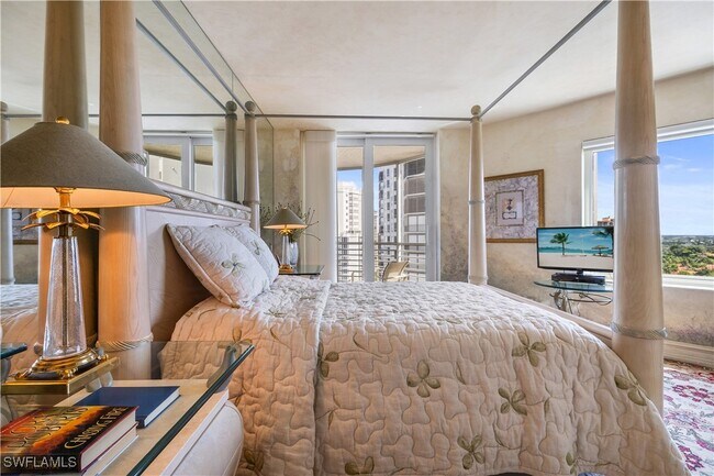 Building Photo - 8231 Bay Colony Dr