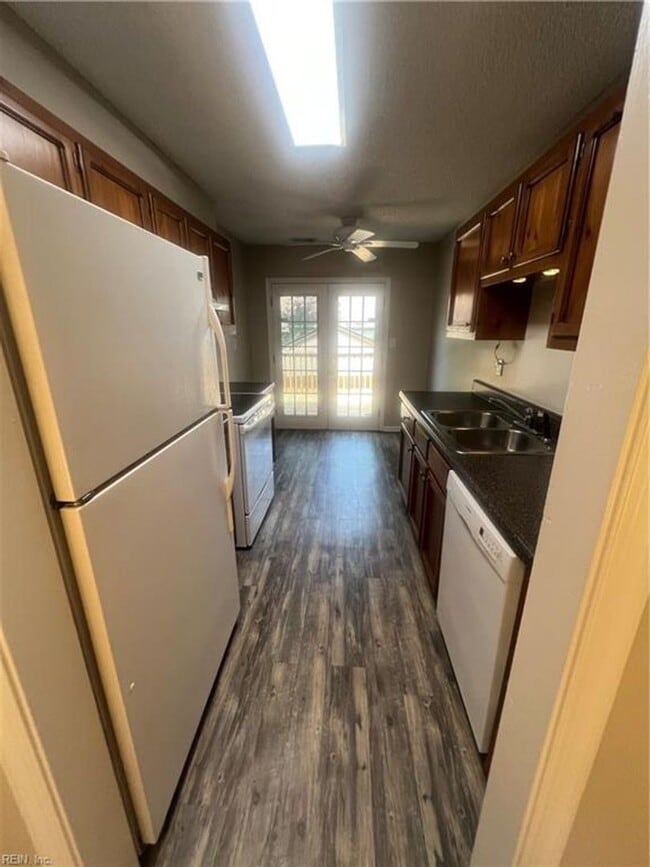 Building Photo - Terrific Townhome